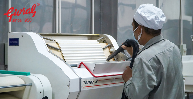 GIVRAL TĂNG CƯỜNG CÔNG TÁC VỆ SINH, KHỬ KHUẨN, ĐẢM BẢO MÔI TRƯỜNG SẢN XUẤT AN TOÀN